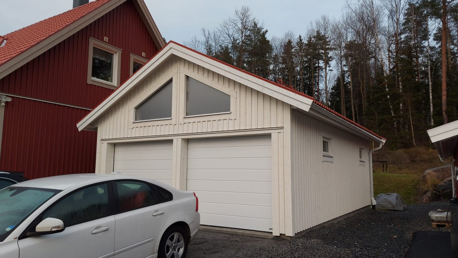 Garage med bostadshus